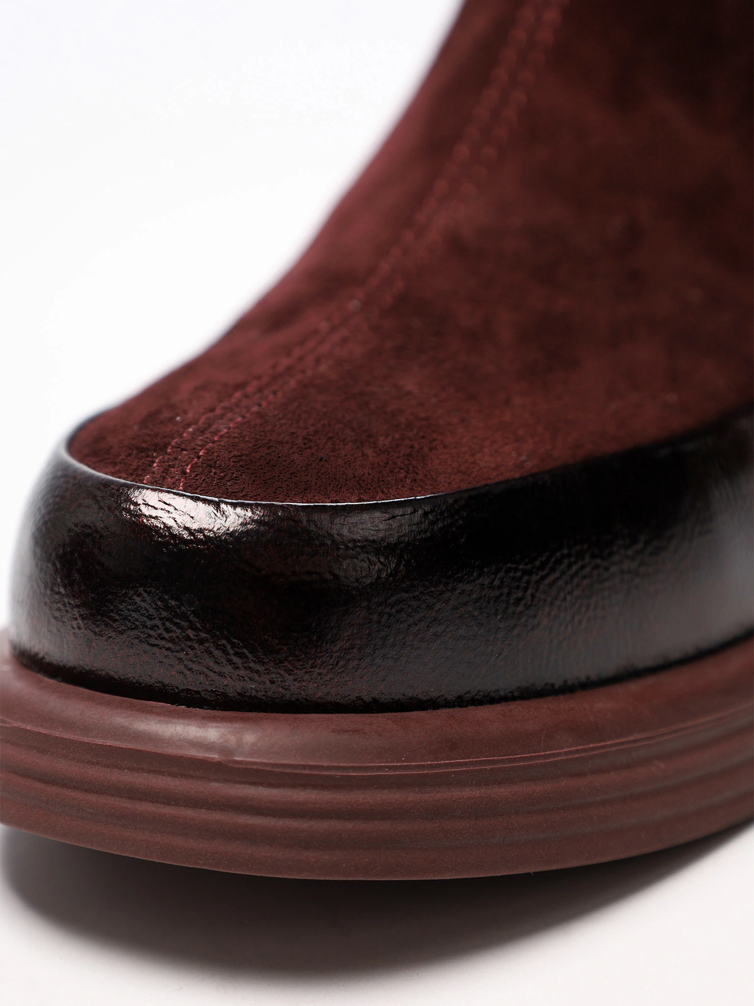 Ботинки бордового цвета на низком широком каблуке